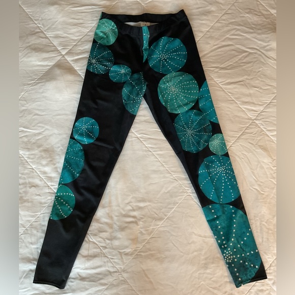 🆕 Red Bubble Turquoise Cactus Field Leggings - Picture 2 of 10